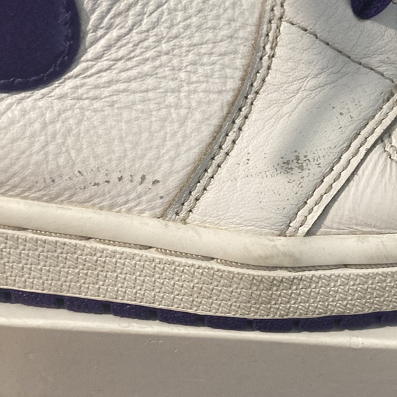 Jordan 1 high metallic purple they have used so some paint is coming off - Picture 2 of 9